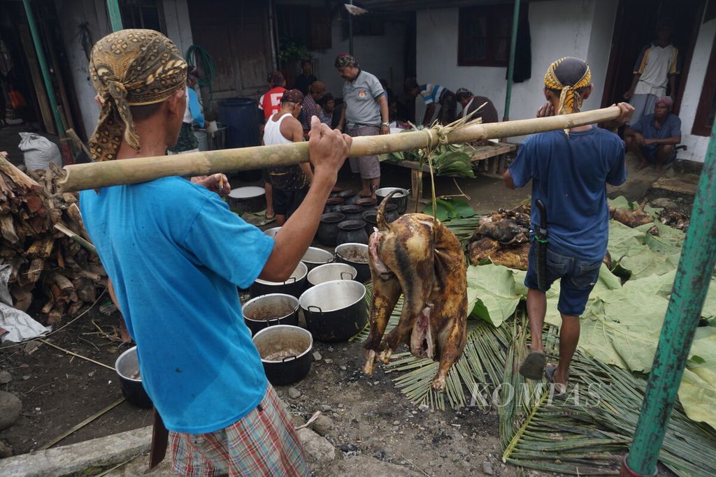 Masyarakat adat Bonokeling menggelar upacara adat Perlon Besar dengan menyembelih 15 kambing di Desa Pekuncen, Kecamatan Jatilawang, Banyumas, Jawa Tengah, Kamis (6/7/2023).
