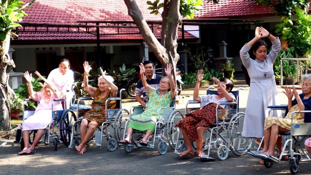 Para penghuni Wisma Lansia Harapan Asri, Banyumanik, Kota Semarang, Jawa Tengah, sedang beraktivitas senam lansia, Jumat (9/8/2019). 
