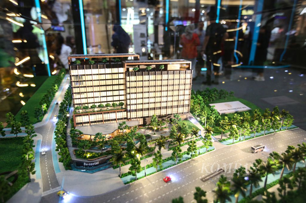 Maket hotel nusantara IKN yang akan dibangun di kawasan Ibu Kota Nusantara (IKN) dipamerkan dalam Nusantara Fair di Kota Kasablanka Mall di Jakarta, Jumat (26/1/2024). Pameran ini juga menjadi upaya untuk menarik minat investor. 