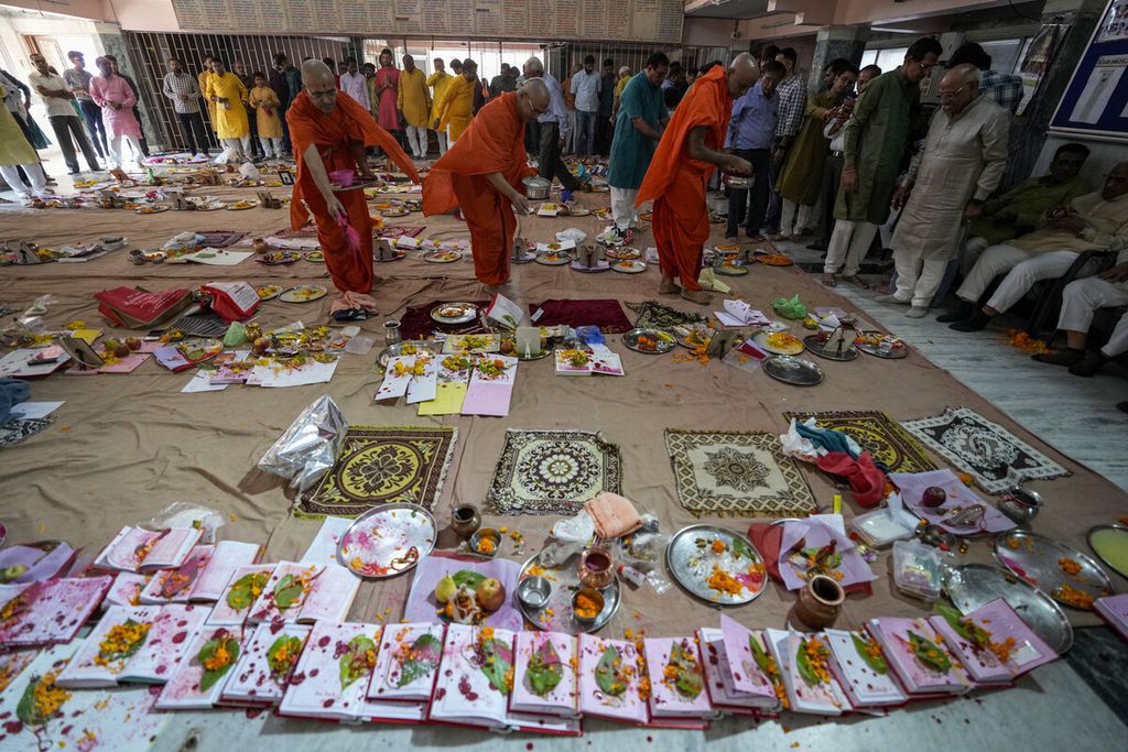 Umat HIndu mengikuti rangkaian ritual doa dalam rangakaian Festival Diwali di Swaminarayan, Ahmedabad, India, 24 Oktober 2022. 