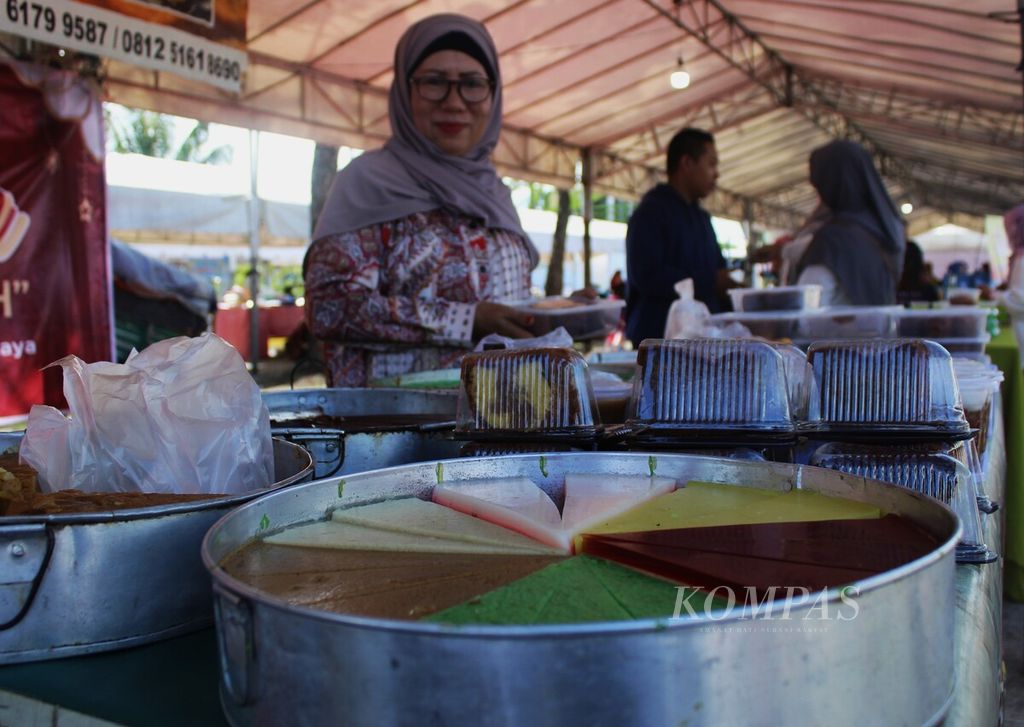 Beragam jenis wadai dijual di Pasar Ramadhan Kota Palangkaraya, Kalteng, Kamis (23/3/2023). Setidaknya terdapat sembilan Pasar Ramadhan atau Serambi Ramadhan yang dibuat pemerintah untuk meriahkan bulan suci Ramadhan.