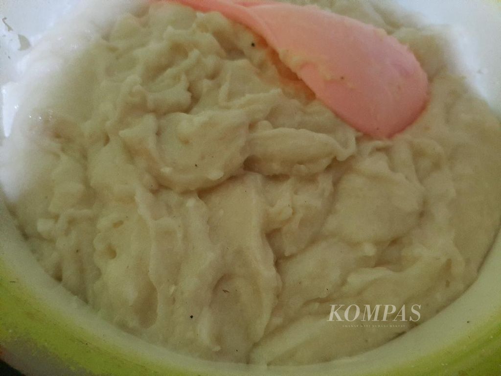 Adonan jemunak yang terbuat dari campuran singkong dan beras ketan yang dikukus dan ditumbuk. Makanan tradisional jemunak adalah makanan khas dari Desa Gunungpring, Kecamatan Muntilan, Kabupaten Magelang, Jateng.