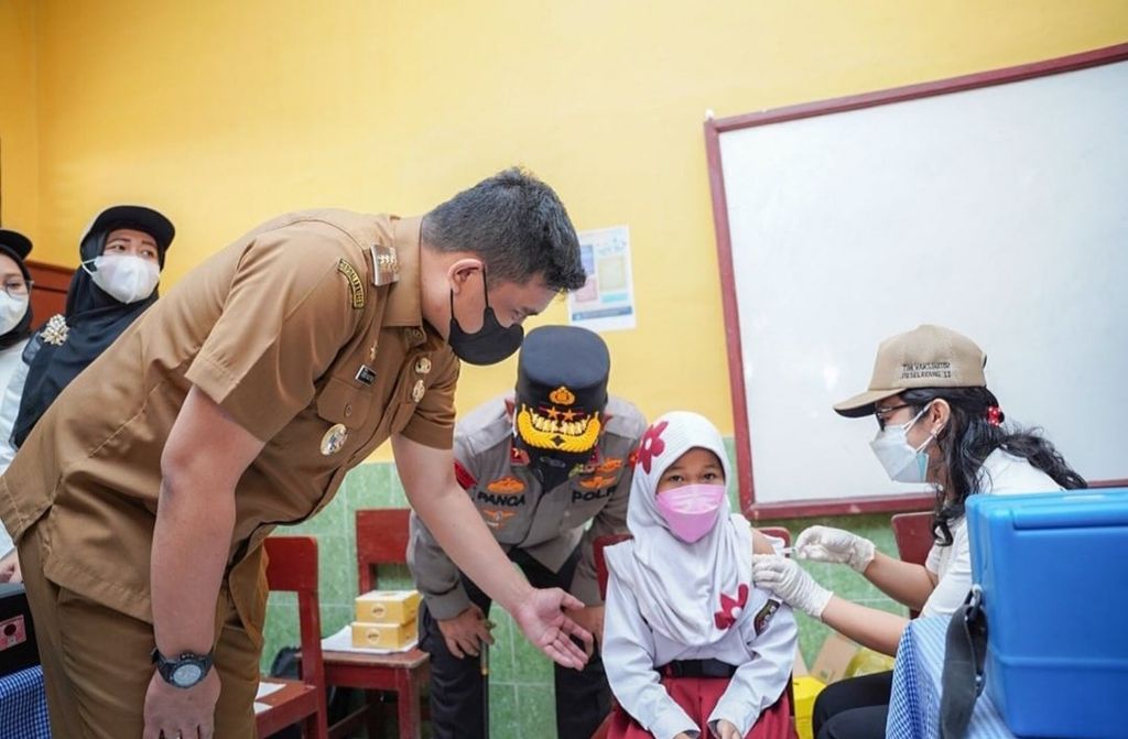Wali Kota Medan Bobby Afif Nasution meninjau kegiatan vaksinasi Covid-19 untuk anak di SD Negeri 064024 Kelurahan Padang Bulan Selayang II, Medan, Sumatera Utara, Senin (17/1/2022).