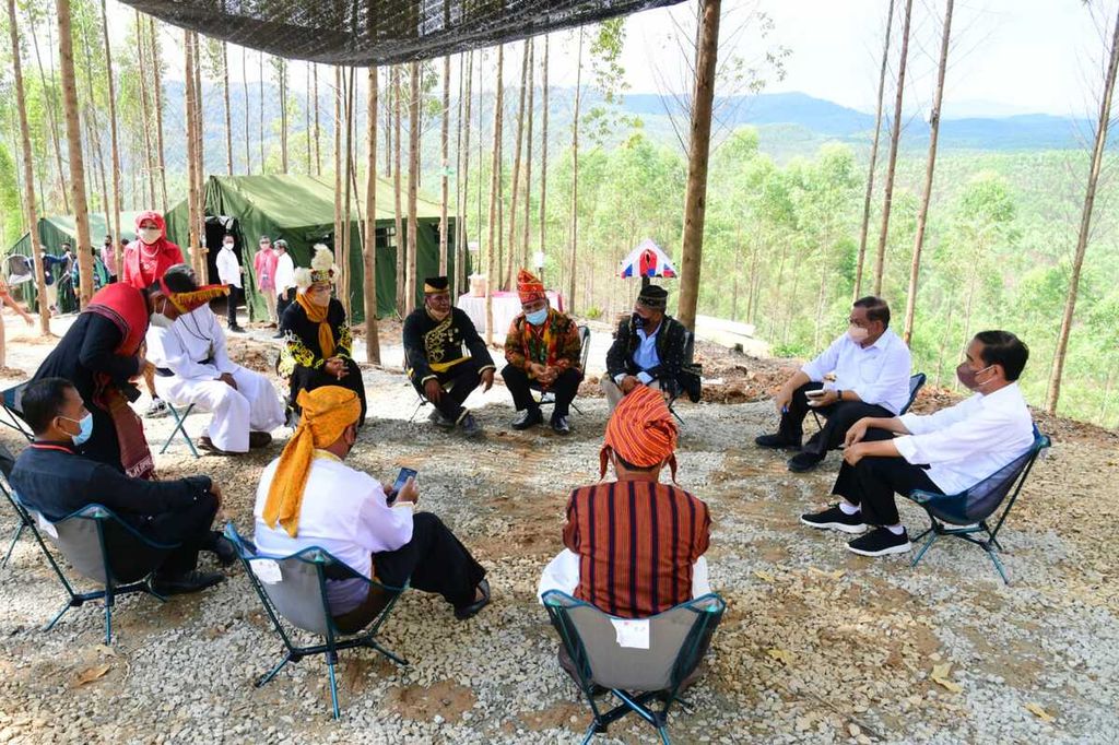 Presiden Joko Widodo saat bertemu para tokoh adat di Kabupaten Penajam Paser Utara, Kalimantan Timur, Senin (14/3/2022).