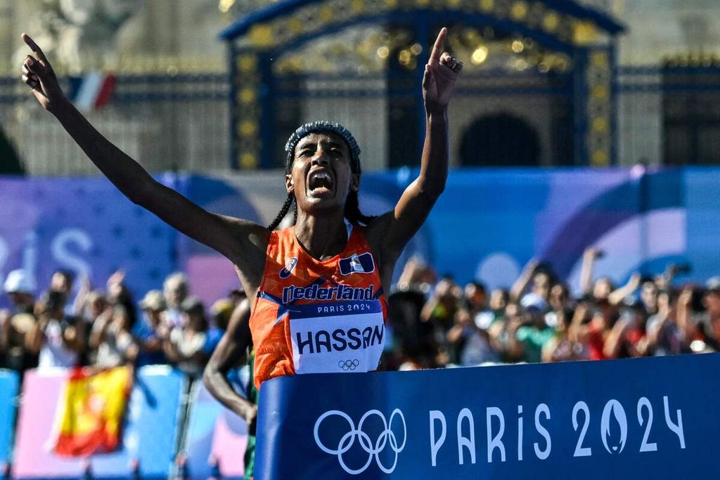 Pelari Belanda Sifan Hassan melewati garis finis pertama pada maraton putri Olimpiade Paris di Paris, Perancis, Minggu (11/8/2024). Hassan meraih emas pada nomor tersebut.