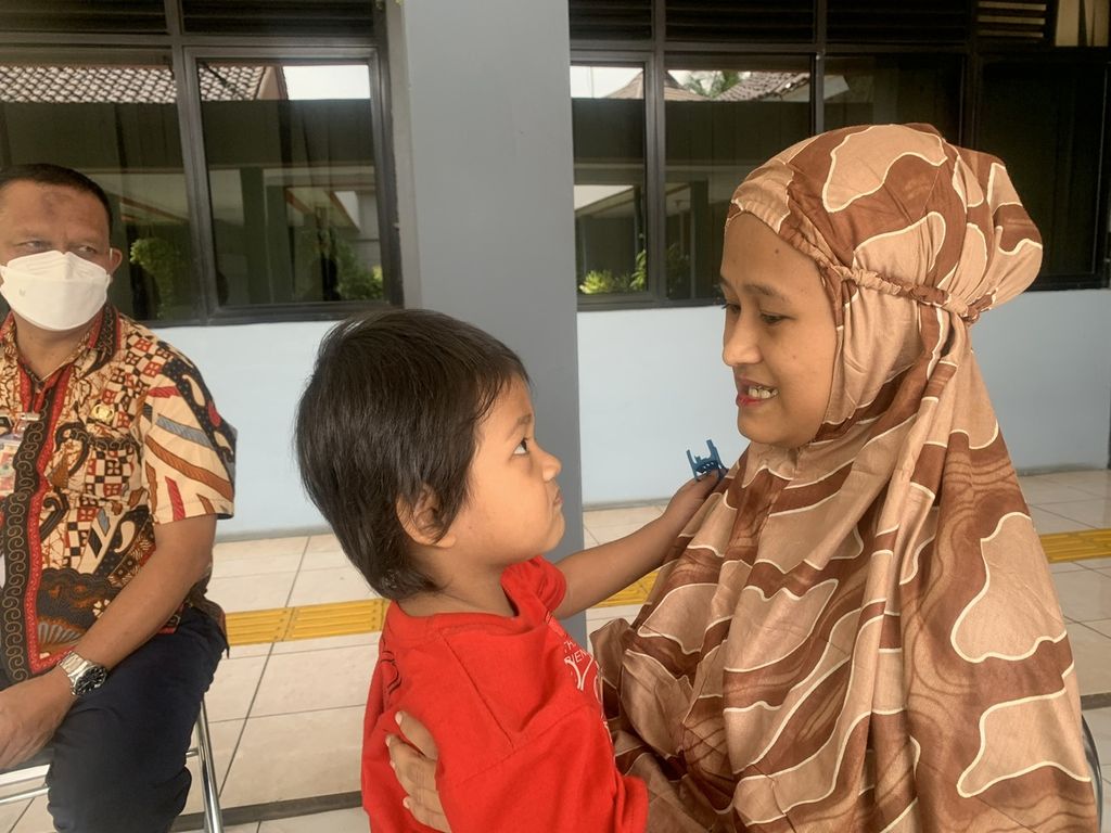 Ina Safitri, warga binaan di Panti Sosial Bina Insan Bangun Daya, Kedoya, Jakarta Barat, saat dijenguk oleh anaknya, Kamis (6/4/2023).