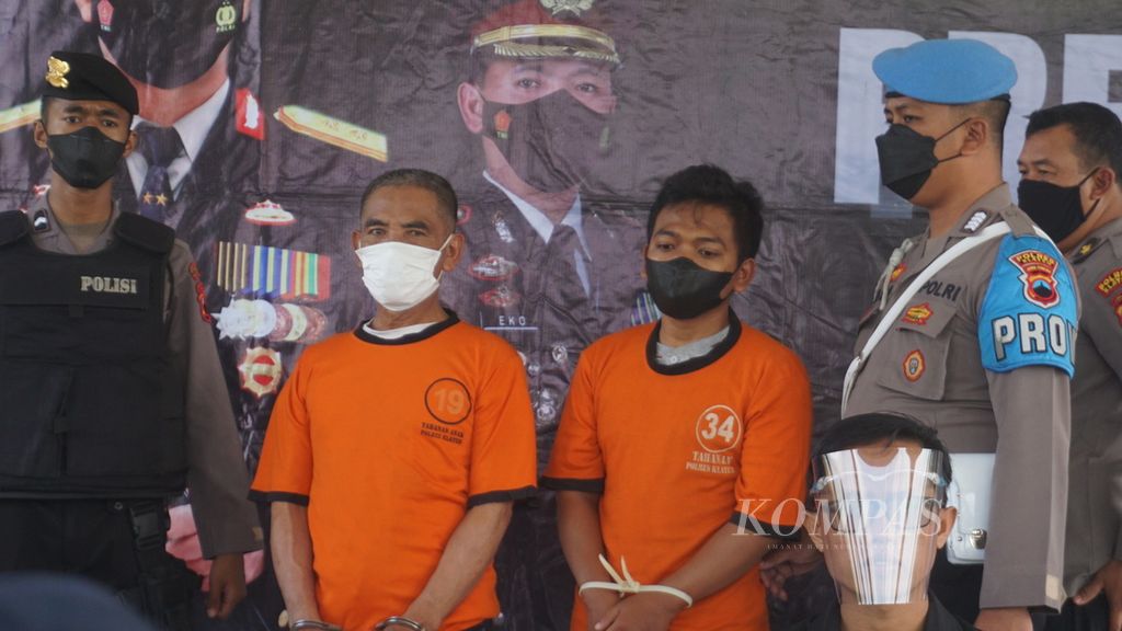 IM dan SW yang ditangkap aparat kepolisian akibat keterlibatannya dalam organisasi Khalifatul Muslimin Wilayah Jawa Tengah, di Kabupaten Klaten, Jawa Tengah, Jumat (10/6/2022). 