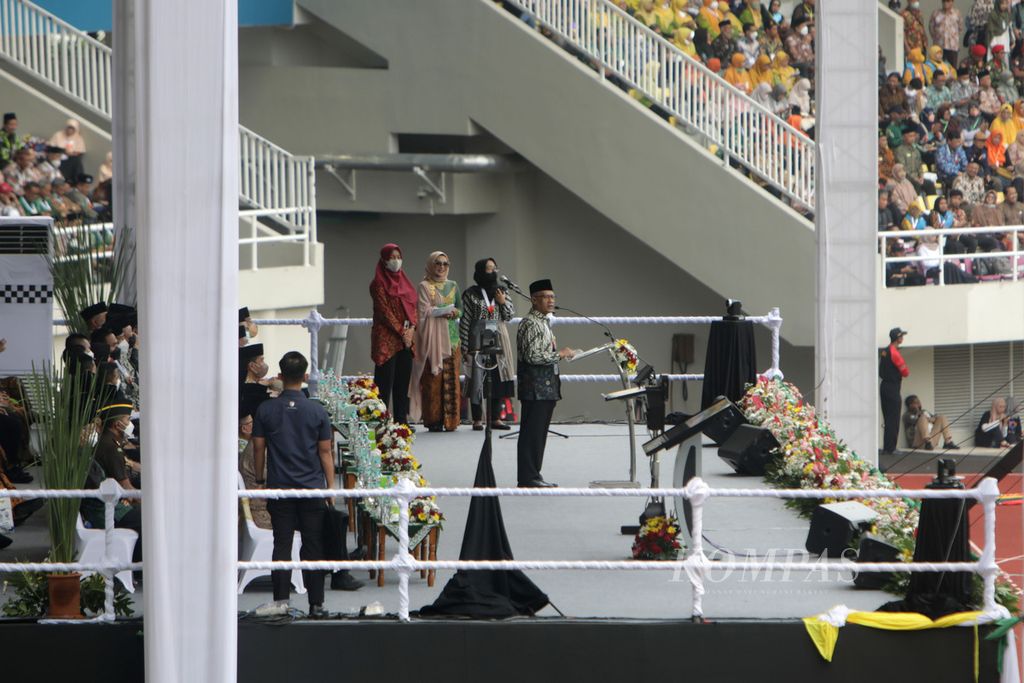 Ketua Umum PP Muhammadiyah Haedar Nashir menyampaikan pidato pada Muktamar 48 pembukaan Muktamar Muhammadiyah dan Aisyiyah di Stadion Manahan, Surakarta, Sabtu (19/11/2022). 