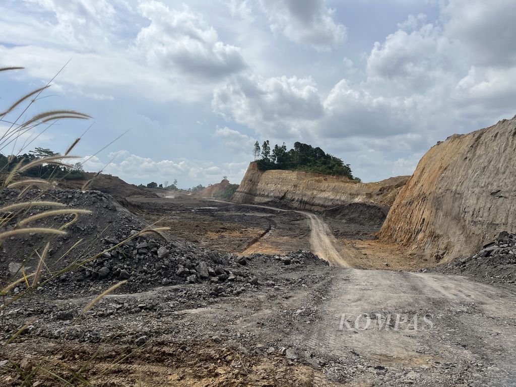 Penambangan batubara di Berau, Kalimantan Timur terjadi sangat masif, bahkan menyebabkan Hutan Kota Tangap di pusat Kota Berau hancur, seperti terlihat Sabtu (3/6/2023).