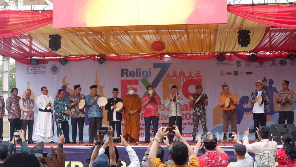 Para tokoh lintas agama dan tokoh masyarakat memukul rebana untuk menandai pembukaan kegiatan Religi Expo 7 dan Mooncake Festival 2022 di Banjarmasin, Kalimantan Selatan, Jumat (9/9/2022).
