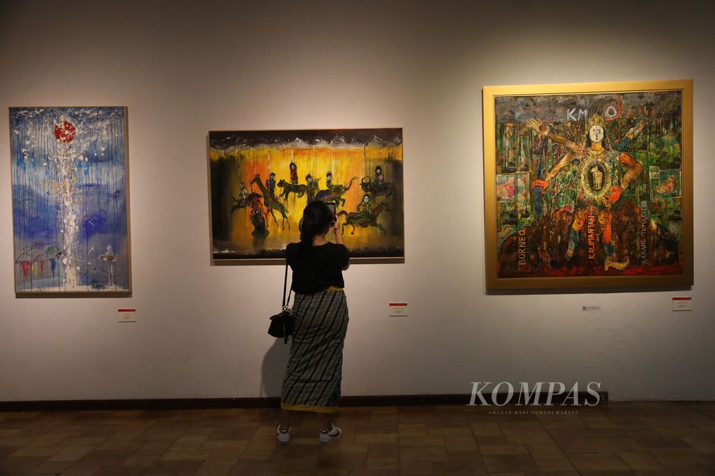 Pameran lukisan kolaborasi karya Sujiwo Tejo dan Nasirun menjadi rangkaian acara Doa Bersama Pemilu Damai Tahun 2024 di Bentara Budaya Jakarta, Kamis (31/8/2023). 