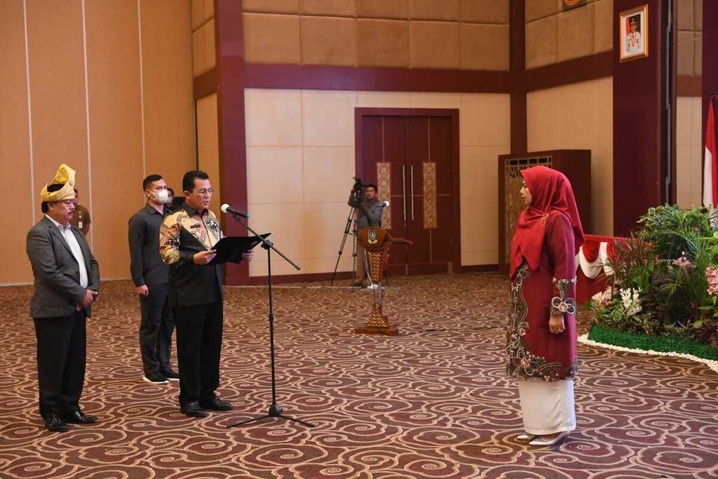 Gubernur Kepulauan Riau Ansar Ahmad mengukuhkan Dewi Kumalasari menjadi Bunda Literasi Kepulauan Riau periode 2022-2024.