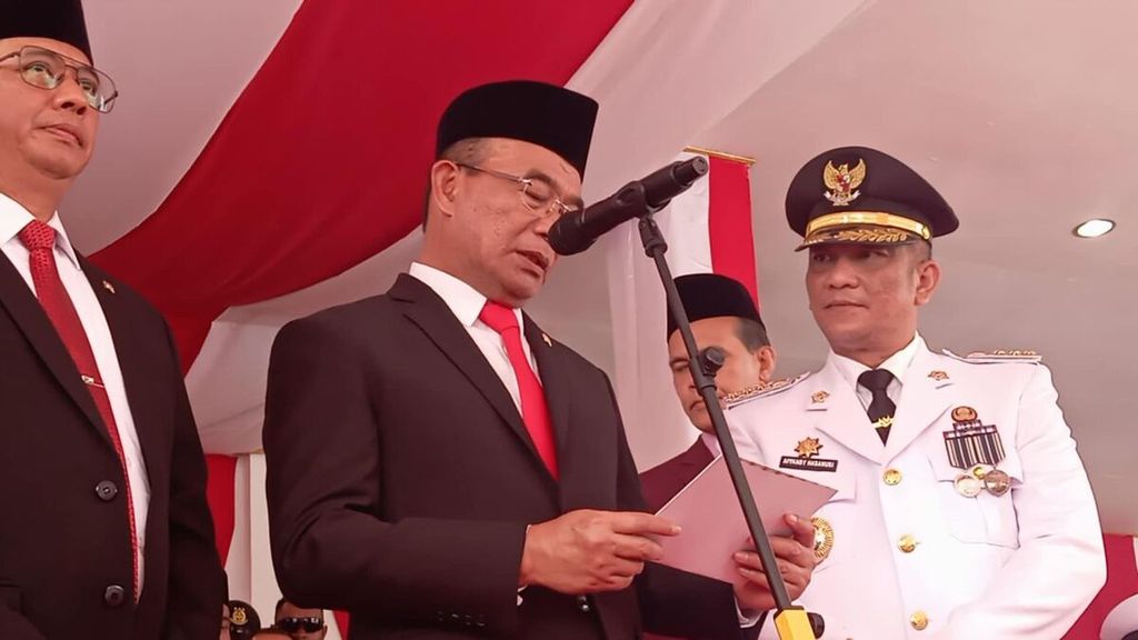 Kepala BNPB Suharyanto, Menteri Koordinator Bidang Pembangunan Manusia dan Kebudayaan Muhadjir Effendy, serta Penjabat Wali Kota Tual Affandy Hasanusi pada upacara peringatan Hari Kemerdekaan Ke-79 RI di Lapangan Lodar, Tual, Maluku, Sabtu (17/8/2024).