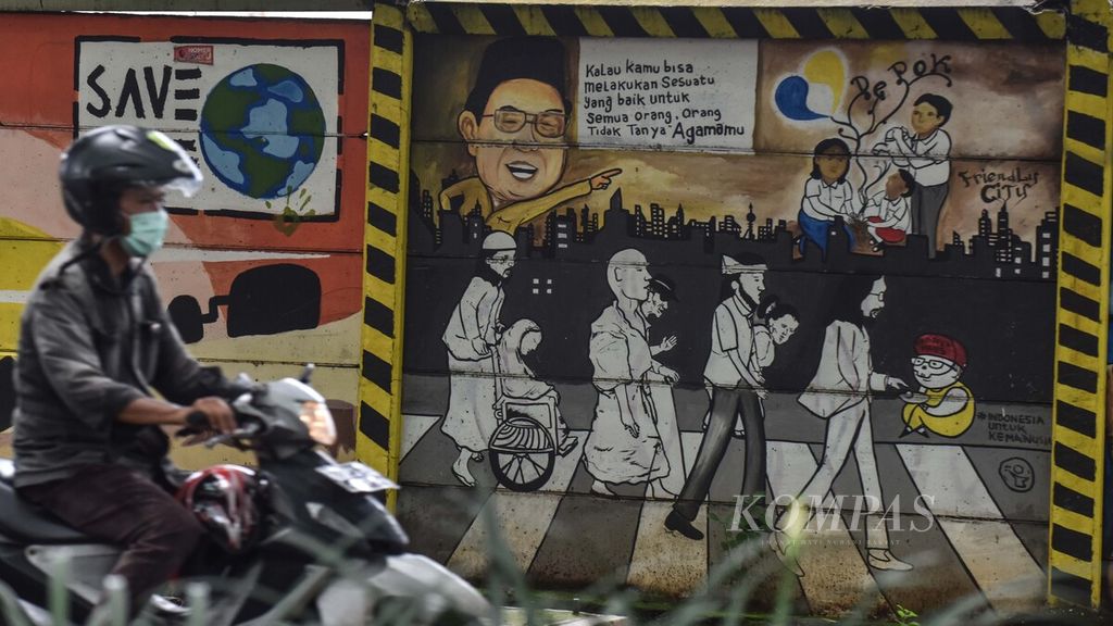 Mural menjadi salah satu media bagi masyarakat untuk menyerukan toleransi dalam kehidupan beragama. Hal itu salah satunya ditemui di Jalan Juanda, Kota Depok, Jawa Barat, Sabtu (22/2/2020). Mural itu menggambarkan karikatur sosok Gus Dur, berpadu dengan gambar umat yang berbeda agama. 