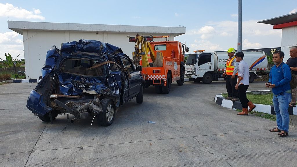 Potret kendaraan yang terlibat tabrakan beruntun di Tol Cikopo-Palimanan Kilometer 168 di wilayah Kabupaten Majalengka, Jawa Barat, Jumat (28/6/2024). Akibat kecelakaan ini, seorang pengendara meninggal dunia dan dua lainnya terluka.