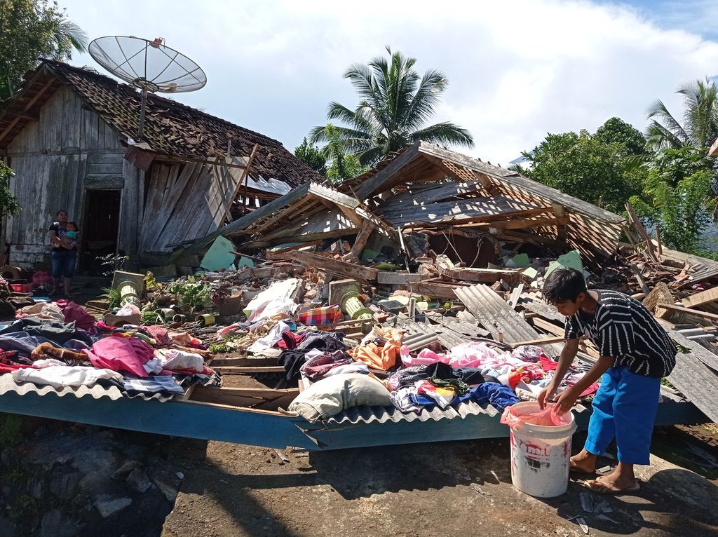 Sekitar 300 rumah di Kabupaten Lumajang, Jawa Timur, rusak akibat gempa yang terjadi di selatan Malang pada Sabtu (10/4/2021). Warga berharap segera ada bantuan pemerintah untuk membangun kembali rumah mereka yang rusak tersebut. Tampak kondisi rumah warga rusak di Desa Kaliuling, Tempursari, Lumajang, pada Minggu (11/4/2021). 