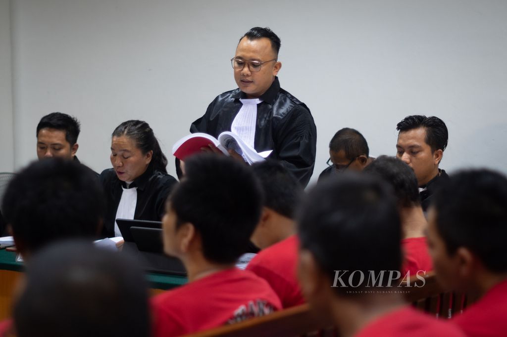 Kuasa hukum terdakwa demonstrasi bela Rempang, Mangara Sijabat, membacakan nota pembelaan di Pengadilan Negeri Batam, Kepulauan Riau, Senin (4/3/2024).