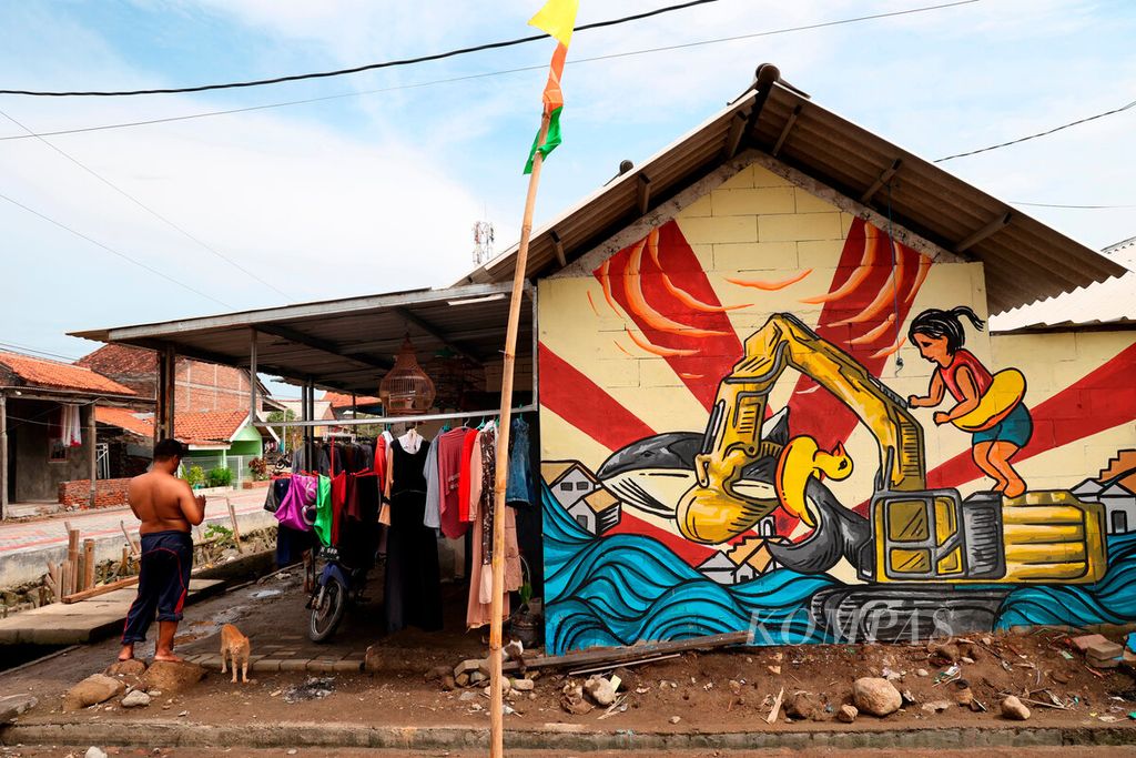 Karya mural pada sebuah rumah menggambarkan kondisi pesisir utara sebagai bagian dari proyek seni Penta K Labs IV di Kampung Tambakrejo, Kota Semarang, Jawa Tengah, Jumat (16/12/2022). Acara seni yang berkolaborasi dengan berbagai komunitas seniman mural, musik, sketsa dan aktivis lingkungan ini bertema Malih Dadi Segara Pantura Lemahe Banjir. Kegiatan seni budaya tersebut juga sebagai bagian dari kampanye lingkungan tentang persoalan pesisir utara. 