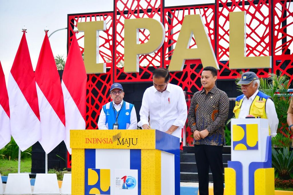 Presiden Joko Widodo meresmikan Sistem Pengelolaan Air Limbah Domestik Terpusat (SPAL-DT) Losari di Kota Makassar, Sulawesi Selatan, Kamis (22/2/2024).  