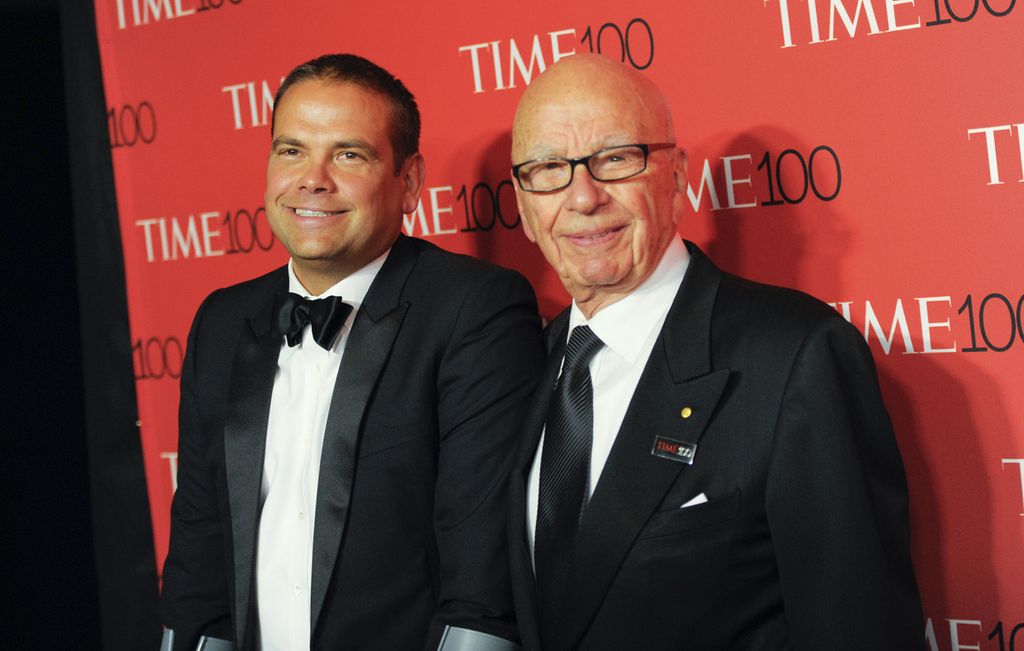 Lachlan Murdoch (kiri) dan Rupert Murdoch menghadiri acara TIME 100 Gala di New York, AS, 21 April 2015. Rupert Murdoch mengundurkan diri sebagai Pemimpin Umum News Corp. dan Fox Corp. serta menyerahkan kepemimpinan di dua korporasi itu pada Lachlan, anaknya. 