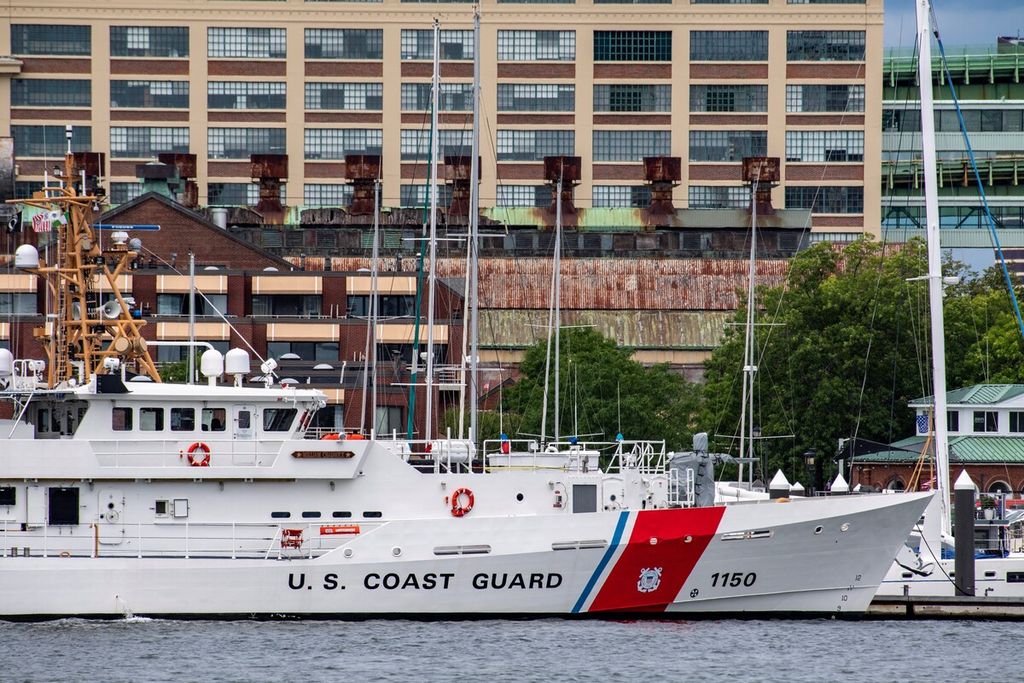 Kapal Pasukan Penjaga Laut dan Pantai Amerika Serikat di pelabuhan Boston, Massachusetts, Senin (19/6/2023), dipersiapkan berlayar ke timur menuju Samudra Atlantik. Kapal itu akan mencari kapal selam mini, Titan, yang hilang pada Minggu pagi. 