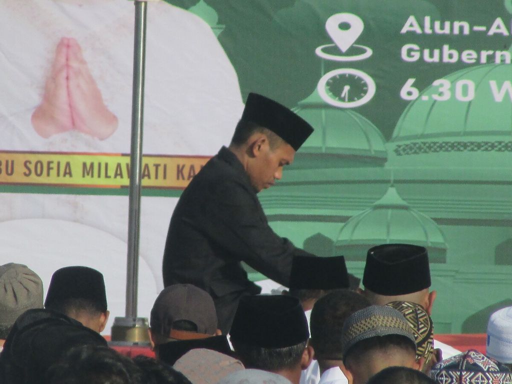 Ustaz Achmat Sofyan Abdurachman, selaku khotib shalat Idul Fitri di alun-alun rumah dinas Gubernur NTT, memberikan siraman rohani kepada lebih dari 3.000 umat Islam pada Idul Fitri 1445 Hijrian di Kupang, Rabu (10/4/2024).