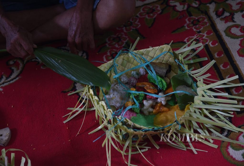 Residents of the Paser Tribe perform the Bersoyong ritual in Sepaku Village, Sepaku District, North Penajam Paser Regency, East Kalimantan, Saturday (27/7/2022). The Bersoyong ritual is carried out in many activities of the Paser Tribe, including cleaning the village, starting farming and starting to clear the forest.
