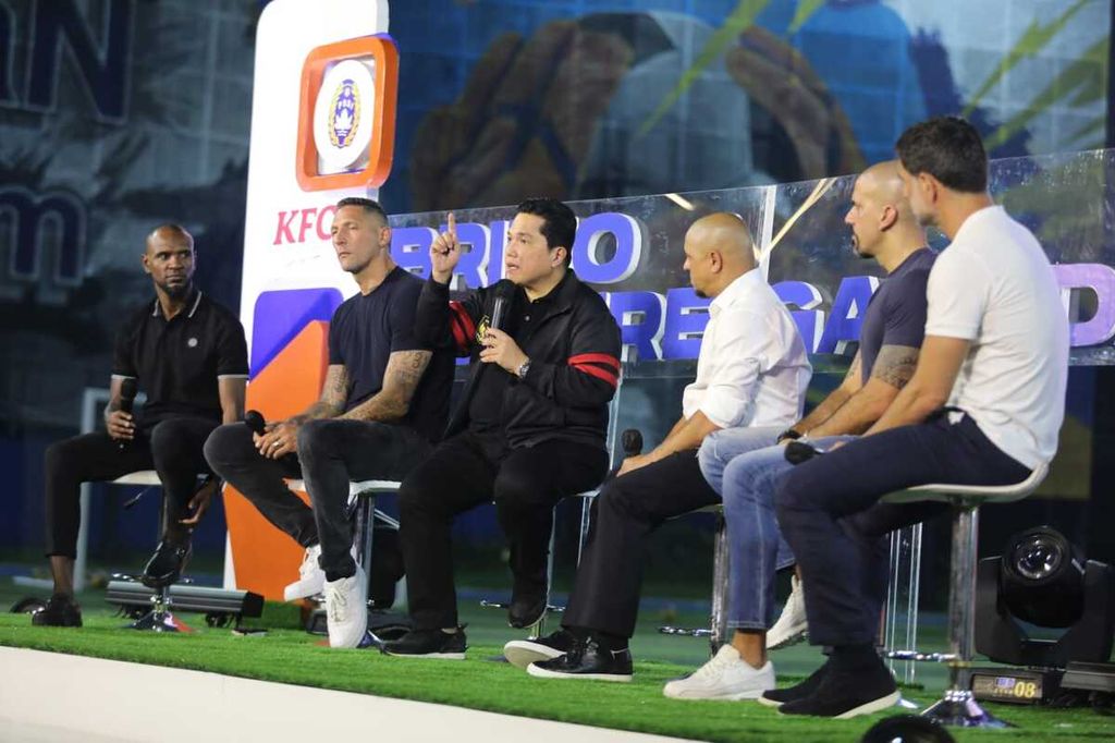 Ketua Umum PSSI Erick Thohir (ketiga dari kanan) memberikan arahan di hadapan tim U-16 Indonesia di sela agenda pertemuan dengan lima legenda sepak bola dunia di Jakarta, Selasa (30/5/2023). Selain memberikan motivasi, kelima eks pemain internasional itu akan melakukan seleksi tim U-16 untuk menjalani pemusatan latihan di Qatar. 
