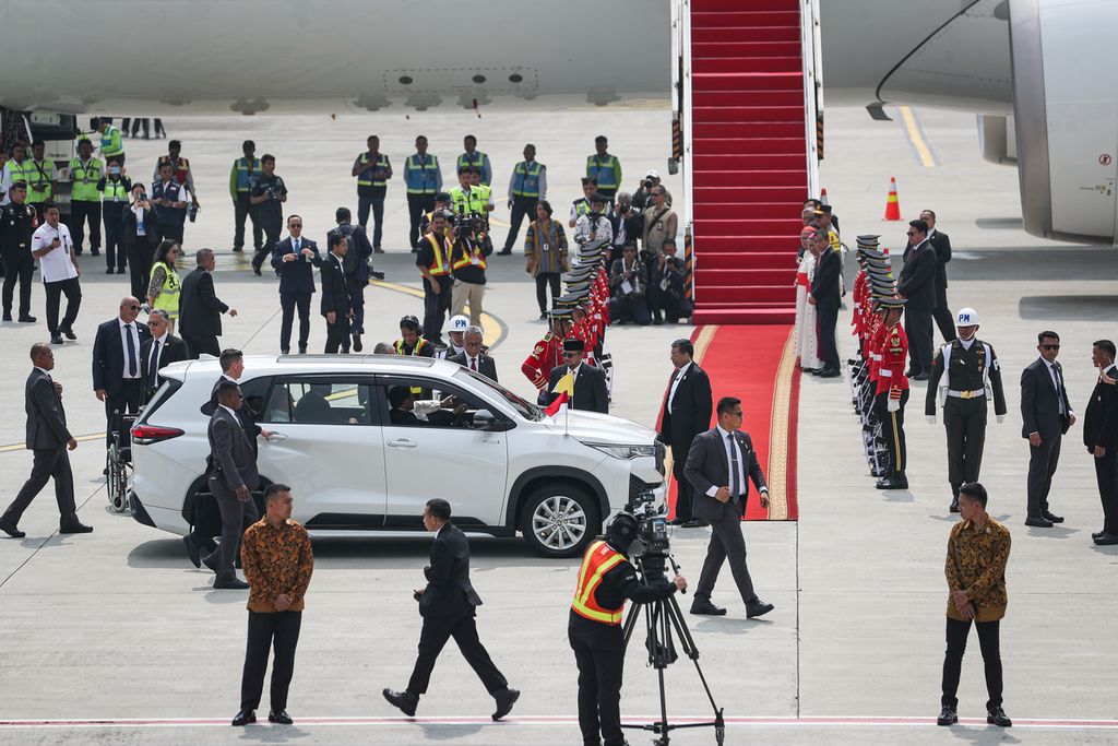 Mobil yang membawa Paus Fransiskus tiba di Bandara Internasional Soekarno-Hatta, Tangerang, Banten, Jumat (6/9/2024).