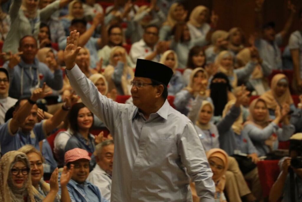 Prabowo Subianto dalam deklarasi dukungan dari emak-emak yang tergabung dalam Komunitas Rabu Biru Indonesia di kediamannya, Desa Bojong Koneng, Bukit Hambalang, Babakan Madang, Kabupaten Bogor, Rabu (20/2/2019).