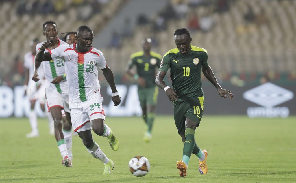 Penyerang Senegal, Sadio Mane, menggiring bola saat menghadapi Burkina Faso pada laga semifinal Piala Afrika 2021 di Stadion Ahmadou Ahidjo, Yaounde, Kamerun, 2 Februari 2022 lalu. 