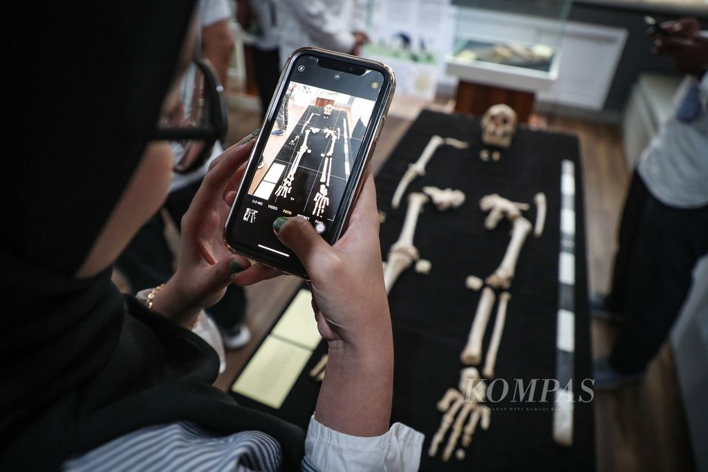 Mahasiswa mengabadikan replika fosil <i>Homo floresiensis </i>dalam acara peringatan 20 tahun penemuan <i>Homo floresiensis </i>di Kawasan Sains RP Soejono, Jakarta, Rabu (4/10/2023). 
