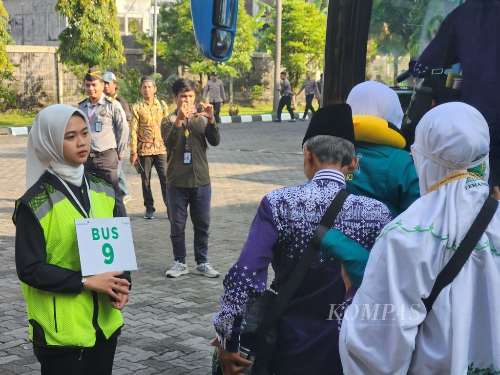 Calon jemaah haji memasuki bus sebelum diberangkatkan dari Embarkasi Solo, Kabupaten Boyolali, Jawa Tengah, Minggu (12/5/2024). Mereka merupakan rombongan pertama asal Jateng yang diberangkatkan.