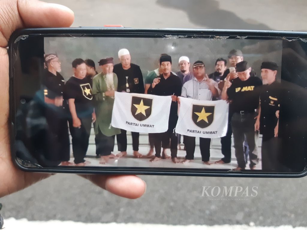 Potret pengurus DPD Partai Ummat Kota Cirebon mengibarkan bendera partai di sebuah masjid di Cirebon, Jumat (6/1/2023), di Kota Cirebon, Jawa Barat. Pengibaran bendera pada Minggu (1/1) itu memicu polemik.