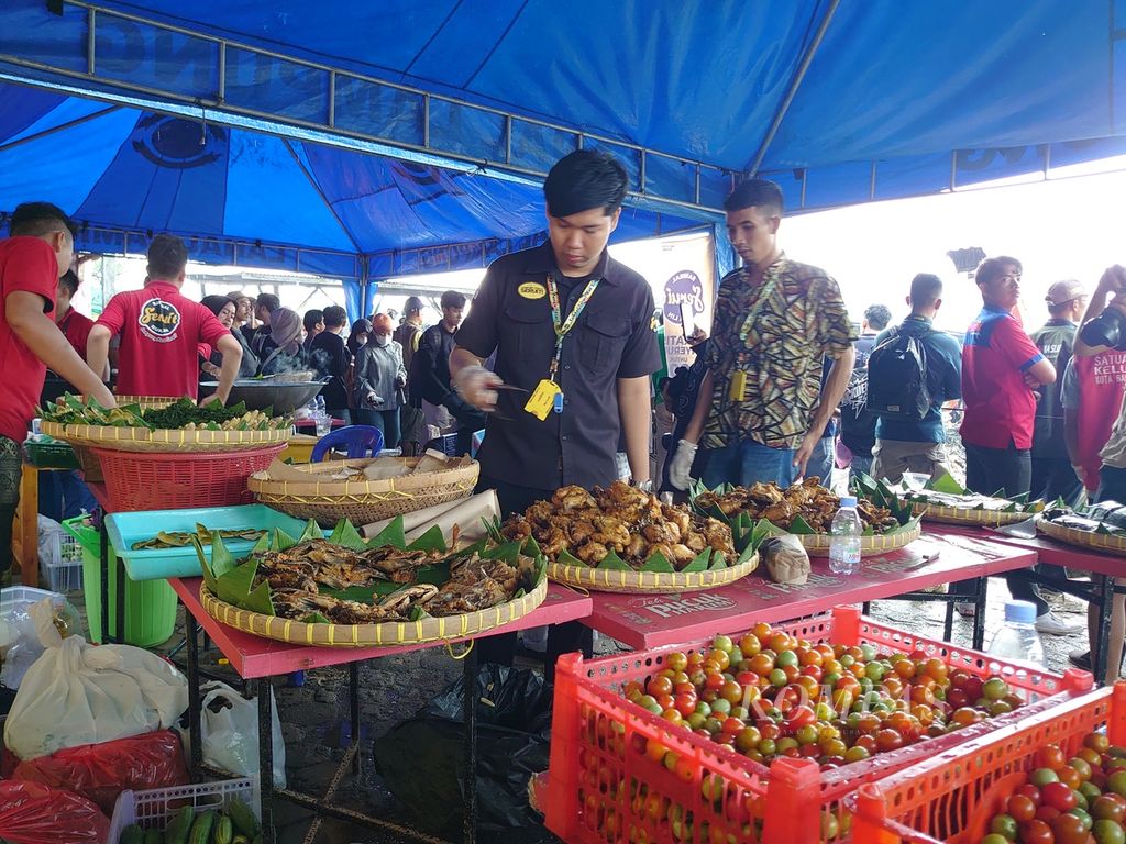 Petugas menyiapkan masakan di lokasi bersih-bersih sampah di Bandar Lampung, Senin (10/7/2023). 