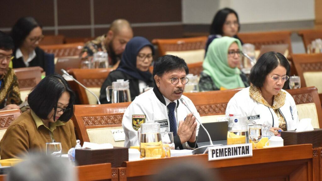 Menteri Komunikasi dan Informatika ( Menkominfo) Johnny G Plate menghadiri rapat bersama Komisi I DPR di Kompleks Parlemen, Senayan, Jakarta, Selasa (25/2/2020). Rapat membahas Rancangan Undang-Undang (RUU) tentang Perlindungan Data Pribadi yang masuk dalam program legislasi nasional (prolegnas) prioritas tahun 2020. RUU Perlindungan Data Pribadi ini ditujukan untuk menjamin hak warga negara atas perlindungan pribadi dan menumbuhkan kesadaran masyarakat serta menjamin pengakuan dan kehormatan atas pentingnya perlindungan data pribadi.