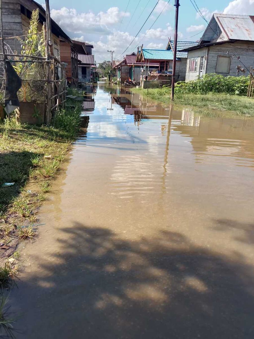 Jalan di Kecamatan Tasik Payawan yang terendam banjir pada Selasa (9/8/2022). Kini banjir mulai surut dan akses jalan kembali bisa dilalui.