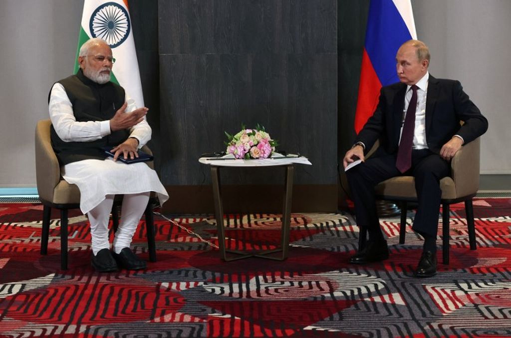 Presiden Rusia Vladimir Putin (kanan) bertemu dengan Perdana Menteri India Narendra Modi di sela-sela pertemuan puncak para pemimpin Organisasi Kerja Sama Shanghai (SCO) di Samarkand, Uzbekistan, Jumat, 16 September 2022. 