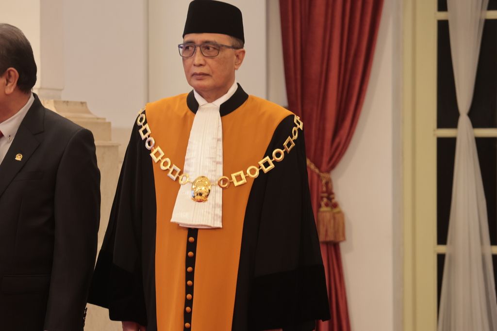 Sunarto bersiap sebelum mengucapkan sumpah sebagai Wakil Ketua Mahkamah Agung di Istana Negara, Jakarta, Senin (3/4/2023) sore.