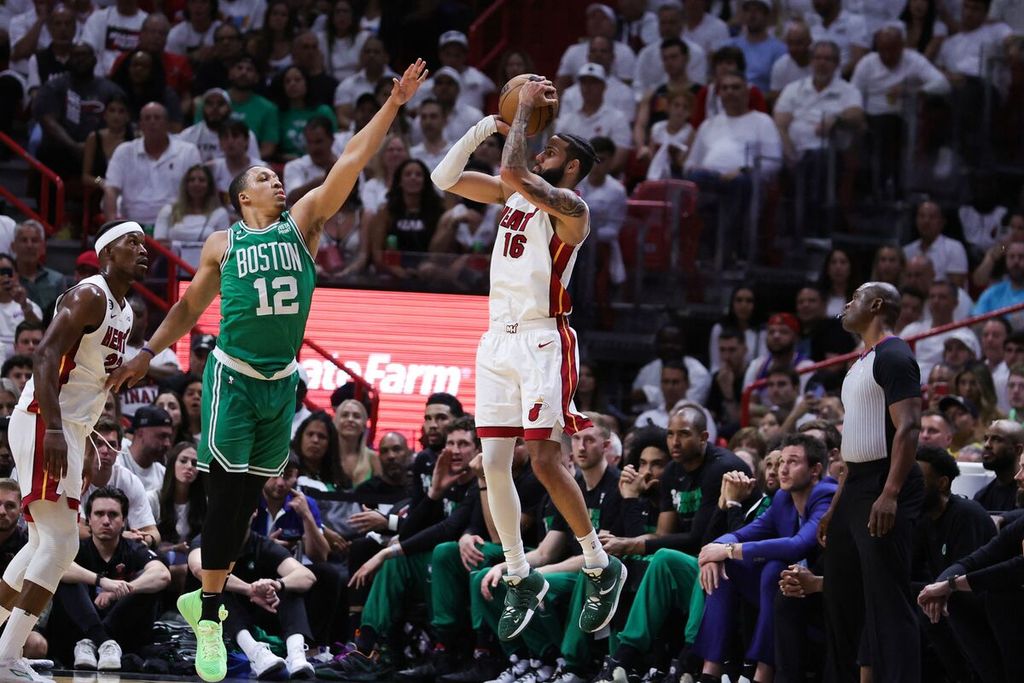 Pebasket Miami Heat, Caleb Martin, mencoba melakukan tembakan tiga angka di depan pebasket Boston Celtics, Grant Williams, dalam pertandingan keempat final Wilayah Timur <i>playoff</i> NBA antara Miami Heat dan Boston Celtics di Kaseya Center, Miami, Rabu (24/5/2023) WIB. Celtics mengalahkan Heat, 116-99. 