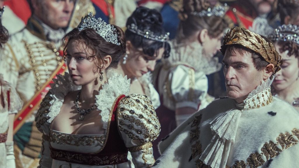 Joaquin Phoenix (kanan) berperan sebagai Napoleon Bonaparte dan Vanessa Kirby sebagai Josephine de Bauharnais dalam film <i>Napoleon</i>. Film ini disutradarai Ridley Scott dan naskahnya ditulis oleh David Scarpa.