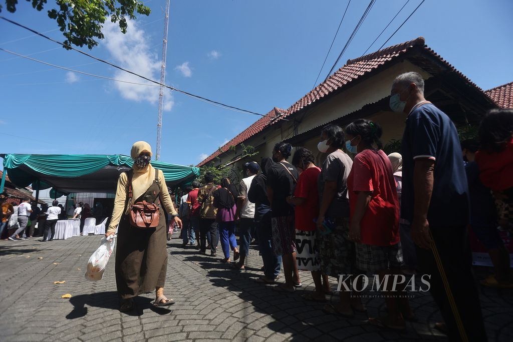 Warga membeli minyak goreng dalam kemasan yang dijual dalam acara bazar minyak goreng Ramadhan yang digelar oleh Sinar Mas di kawasan Jetis, Yogyakarta, Senin (4/4/2022). 