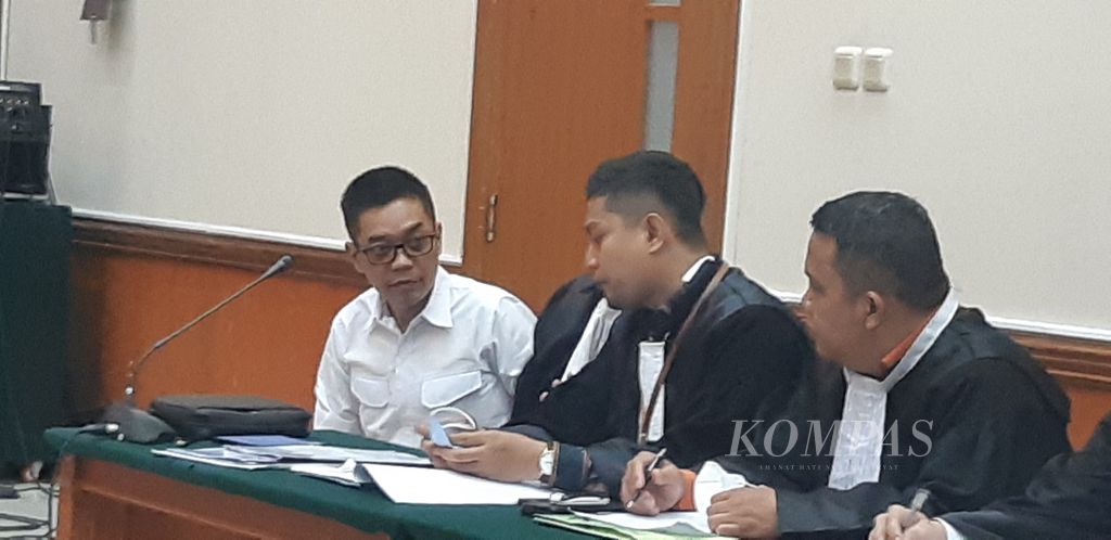 Ajun Komisaris Besar Dody Prawiranegara (kiri) berdiskusi dengan kuasa hukum seusai pembacaan dakwaan kasus peredaran narkoba di Pengadilan Negeri Jakarta Barat, Jakarta, Rabu (1/2/2023).