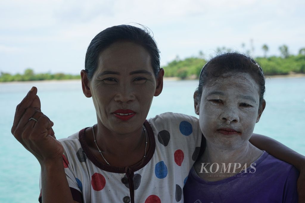 Dua perempuan Bajau Mola bergaya di depan kamera, di Wangi-Wangi, Wakatobi, Sulawesi Tenggara, 1 Maret 2020. 