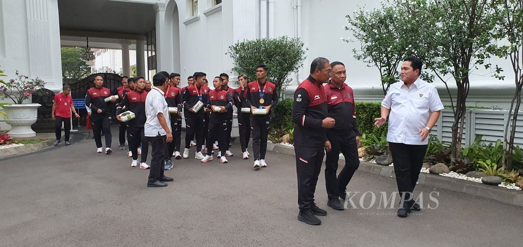 Anggota Tim Nasional U-22 yang baru berlaga di SEA Games 2023 Kamboja meninggalkan Kompleks Istana Kepresidenan seusai bertemu Presiden Joko Widodo, Senin (5/6/2023). Hadir pula Ketua Umum PSSI Erick Thohir (kanan) serta pengurus lainnya.