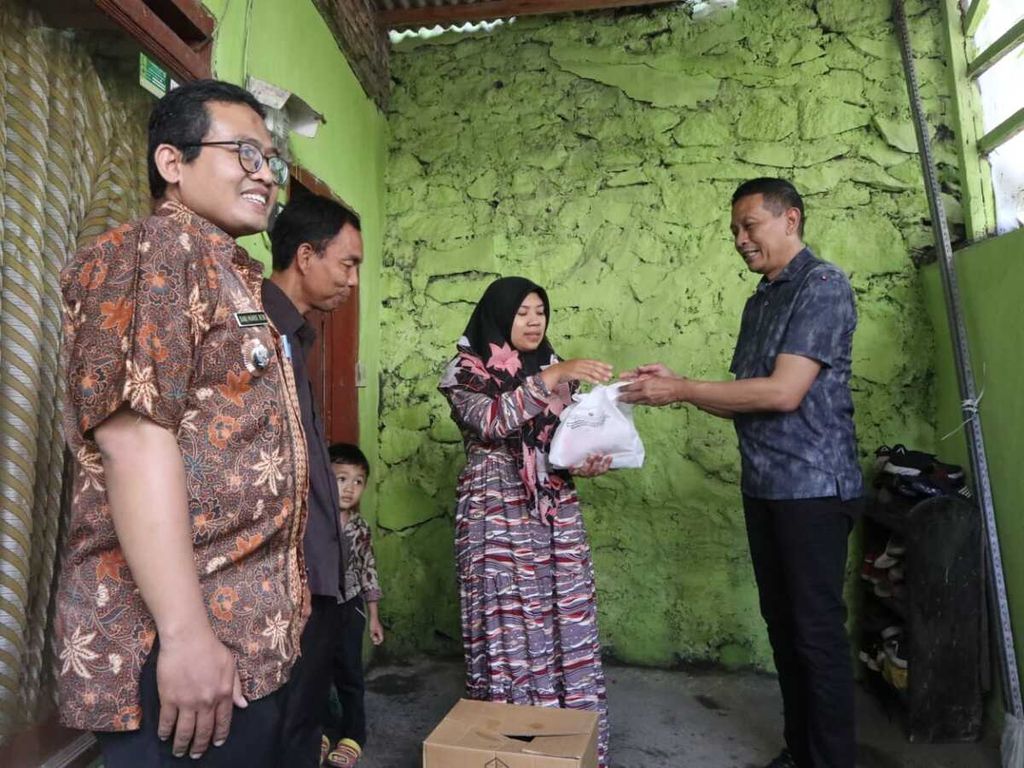 Pemberian bantuan  dilakukan Pemkot Malang melalui Dinas Ketahanan Pangan dan Pertanian. Bantuan diserahkan pada Minggu (3/12/2023) di kantor Kelurahan Bandungrejosari, Sukun, serta dilanjutkan dengan memberikan bantuan ke rumah warga sasaran di dekat kantor kelurahan.