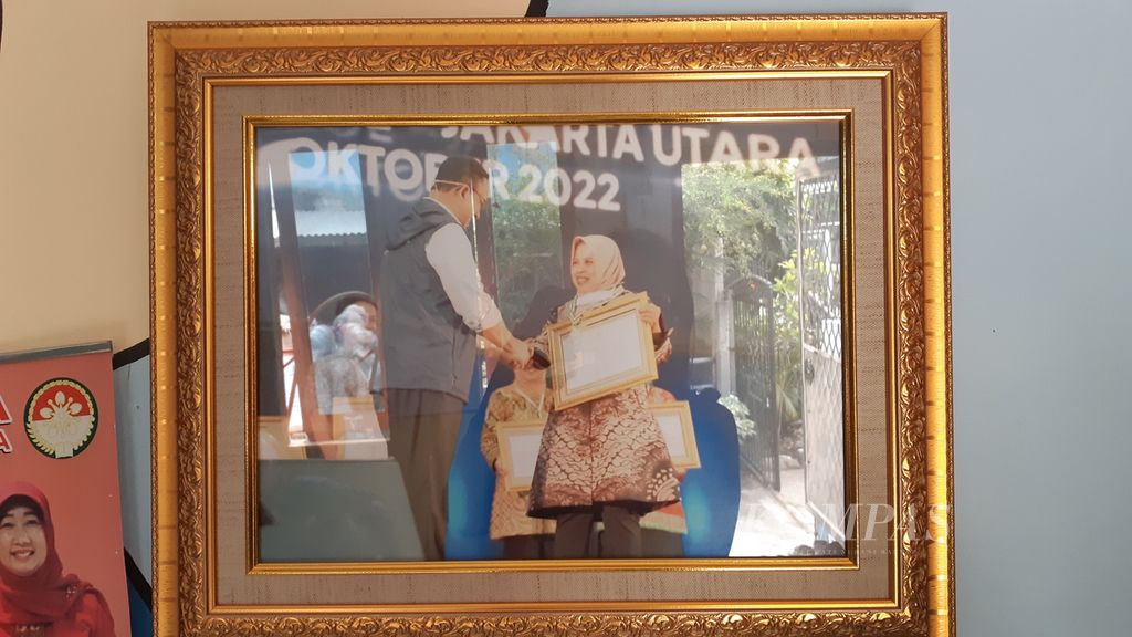  Foto saat Nurpiah menerima penghargaan dari Gubernur DKI Jakarta Anies Baswedan dalam acara Apresiasi Masyarakat Peduli Lingkungan 2022 di Ecovention Ancol, Jakarta Utara, Selasa (11/10/2022).