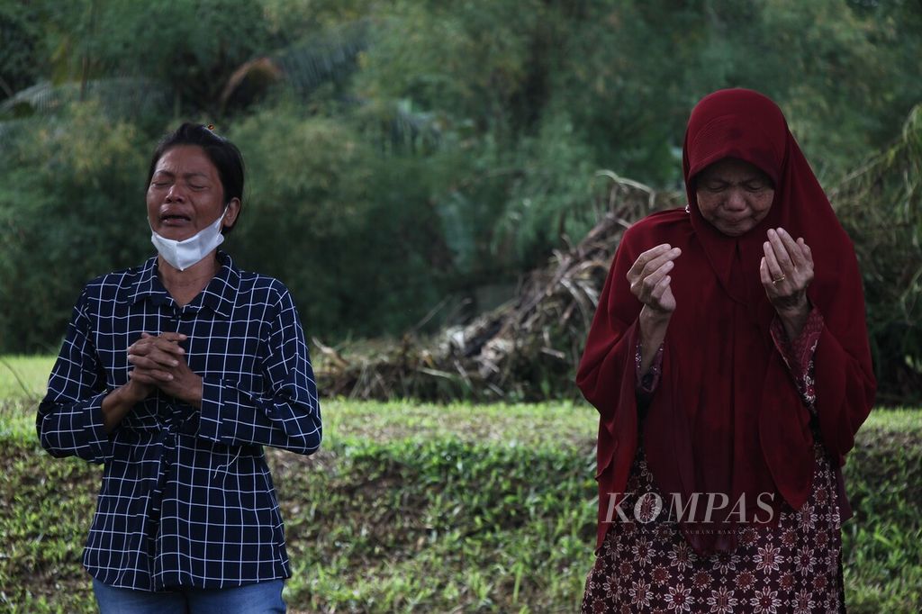 Warga berdoa di Kuburan Massal korban tsunami di Desa Siron, Kecamatan Ingin Jaya, Kabupaten Aceh Besar, Aceh dalam peringatan 18 tahun tsunami Aceh, Senin (26/12/2022). Momentum peringatan tsunami harus mampu mendorong penguatan mitigasi.