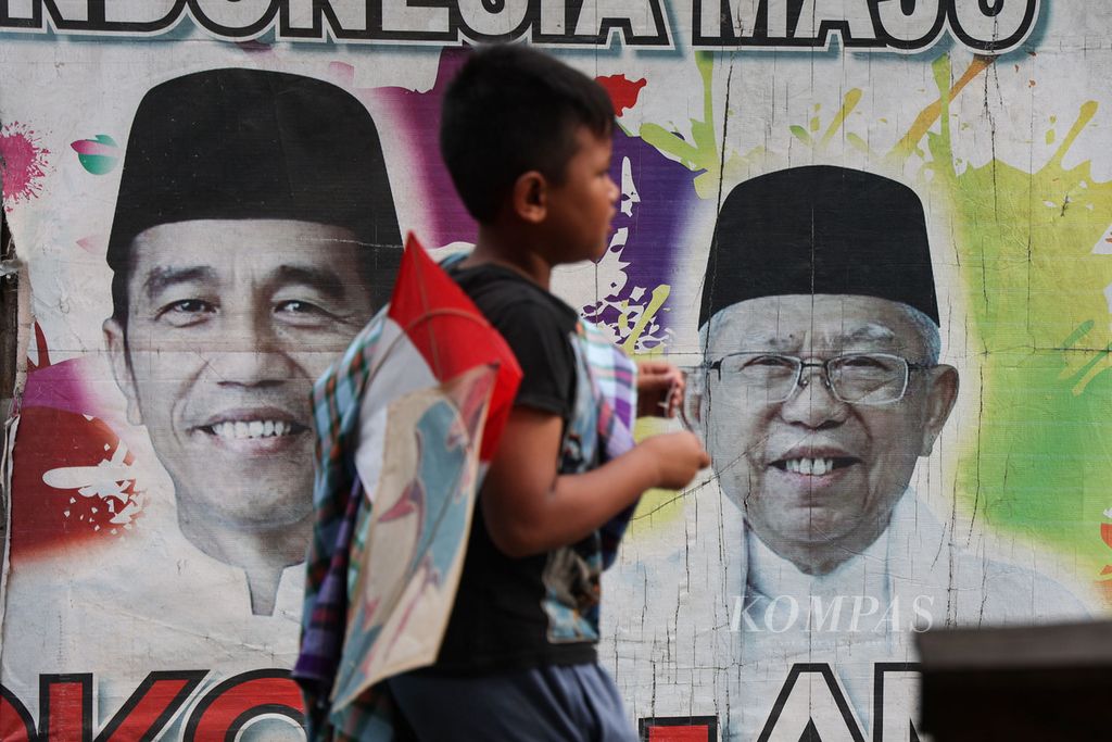 Poster Presiden Joko Widodo dan Wakil Presiden Ma'ruf Amin saat kampanye pemilihan calon presiden dan calon wakil presiden pada Pemilu 2019 masih terpasang di sebuah warung di Cipayung, Tangerang Selatan, Banten, Minggu (28/8/2022). 