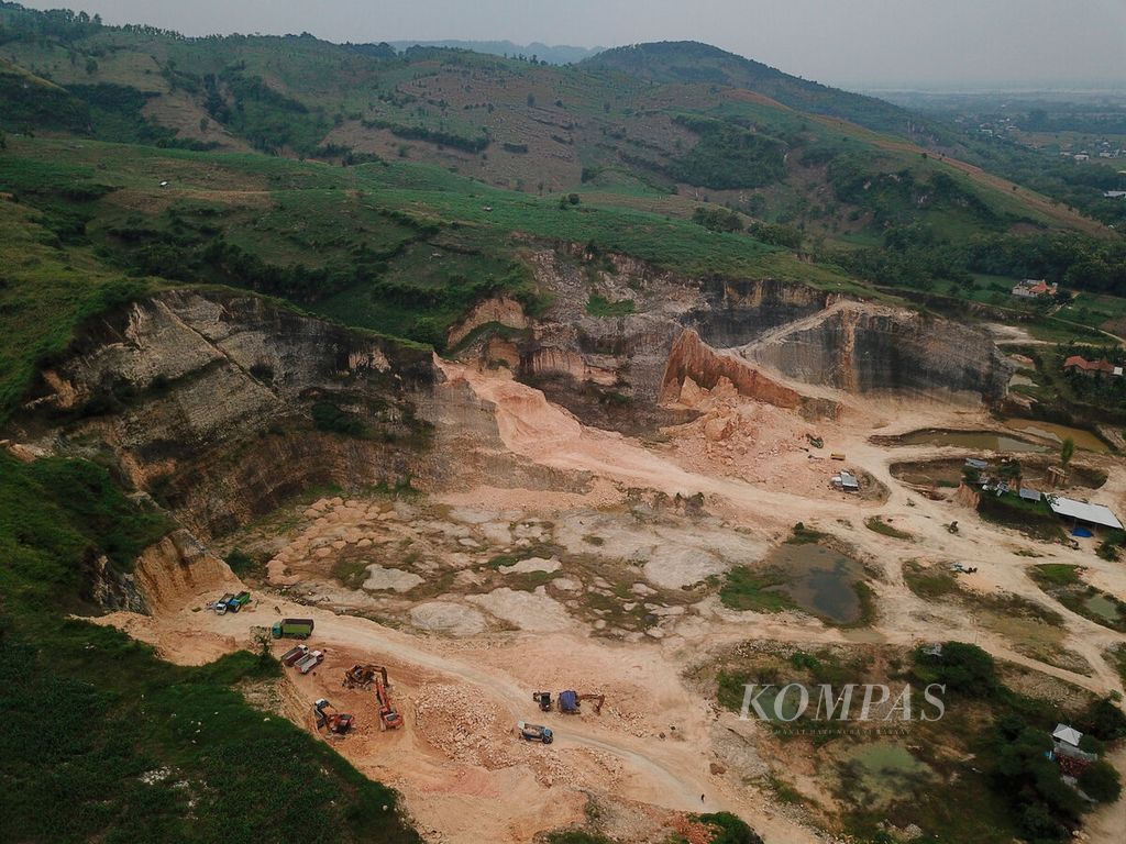 Aktivitas penambangan kapur di lereng Gunung Kendeng, Kecamatan Sukolilo, Kabupaten Pati, Jawa Tengah, Kamis (16/3/2023). 